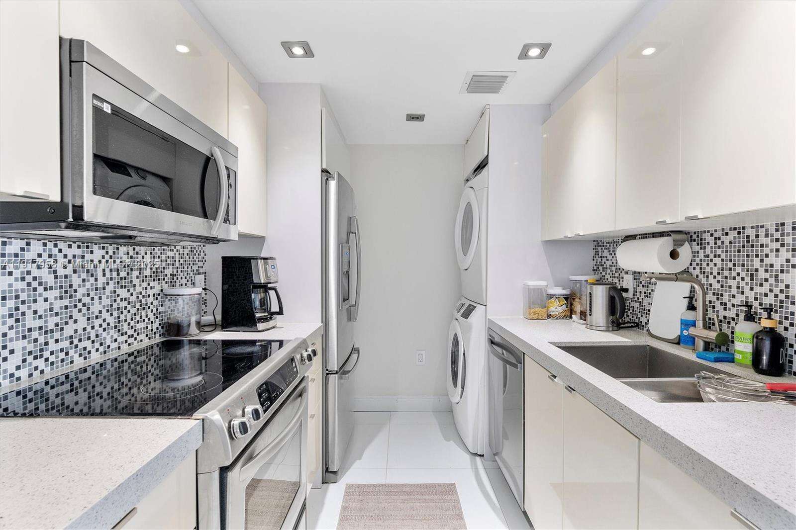 HARBOUR HOUSE - 10275 Collins Ave, Bal Harbour, FL 33154 | Picture 10