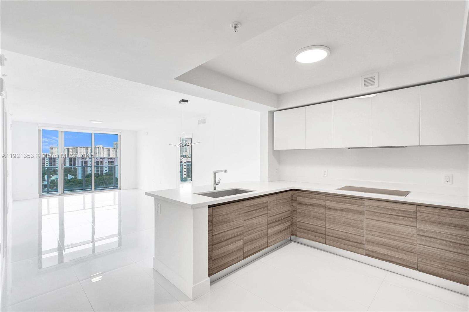 PARQUE TOWERS - 330 Sunny Isles Blvd, Sunny Isles Beach, FL 33160 | Picture 1