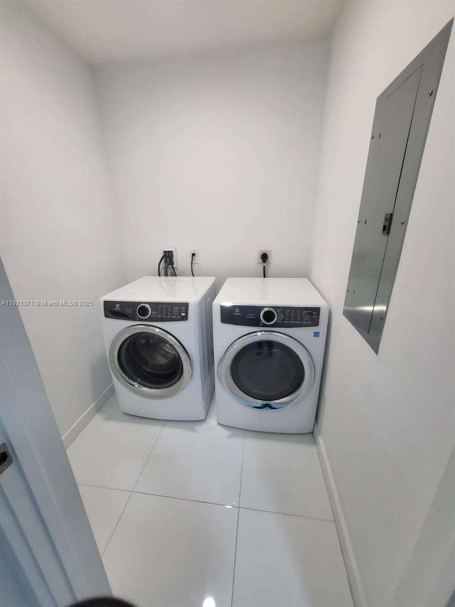 Paramount Miami Worldcenter at 851 1 Ave, Miami, FL 33132 - For Sale photo 16