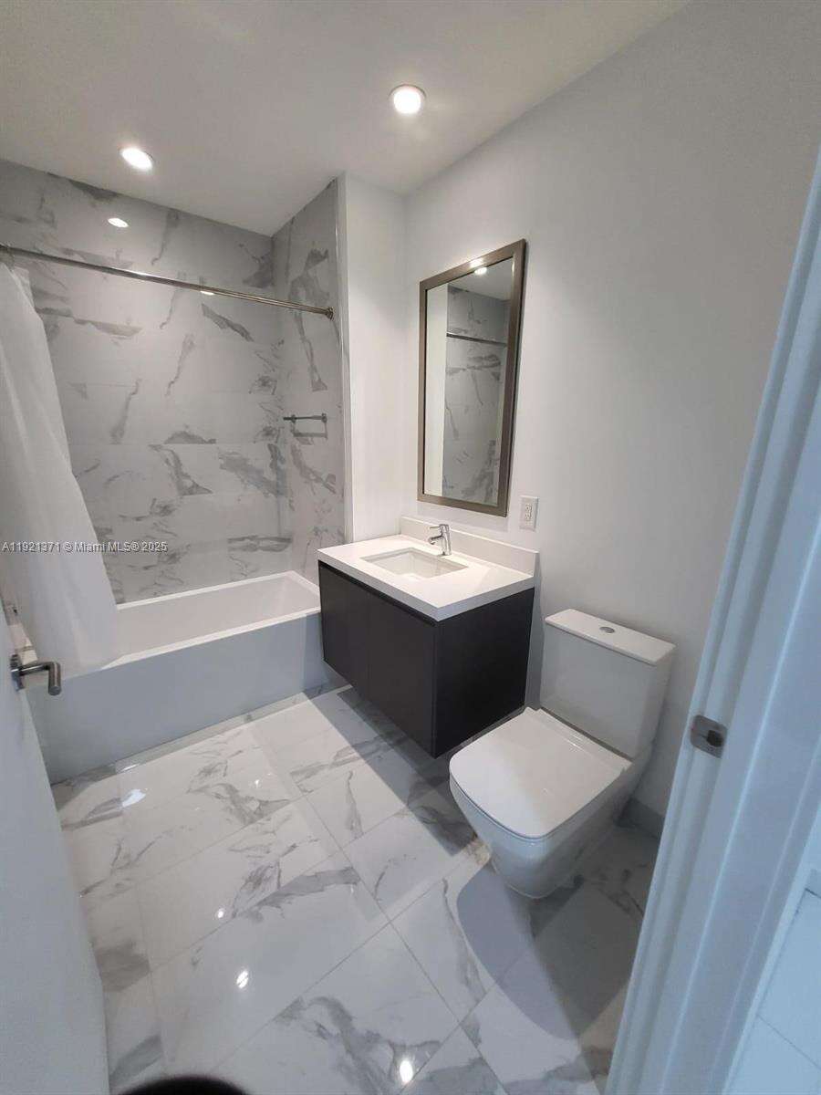 Paramount Miami Worldcenter at 851 1 Ave, Miami, FL 33132 - For Sale photo 17
