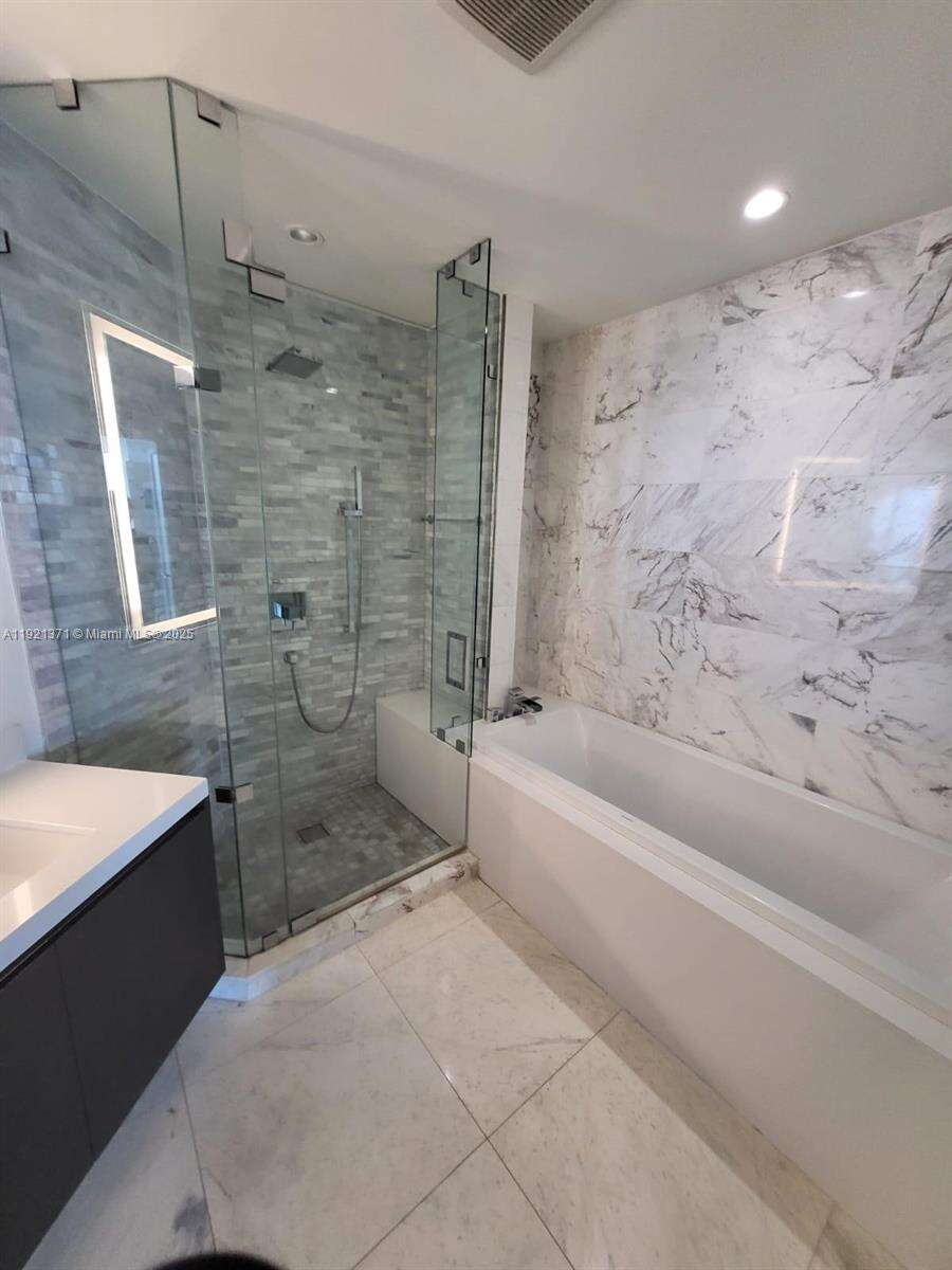 Paramount Miami Worldcenter at 851 1 Ave, Miami, FL 33132 - For Sale photo 4