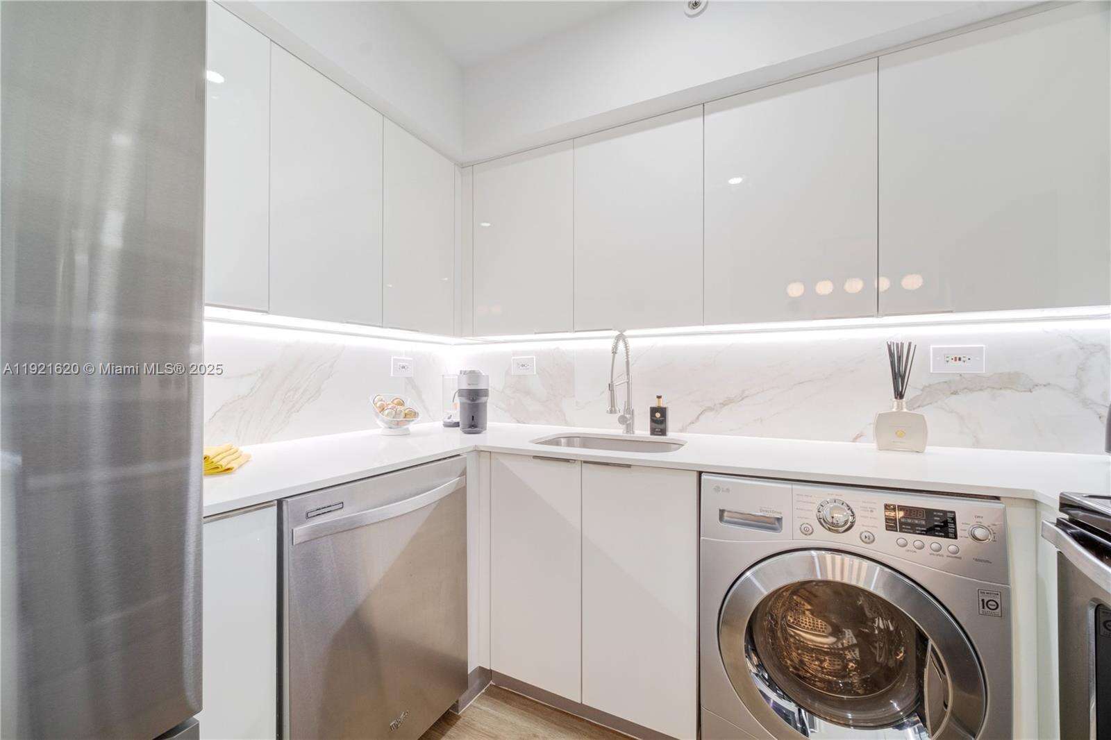 Flamingo South Beach at 1500 Bay Rd, Miami Beach, FL 33139 - For Sale photo 10