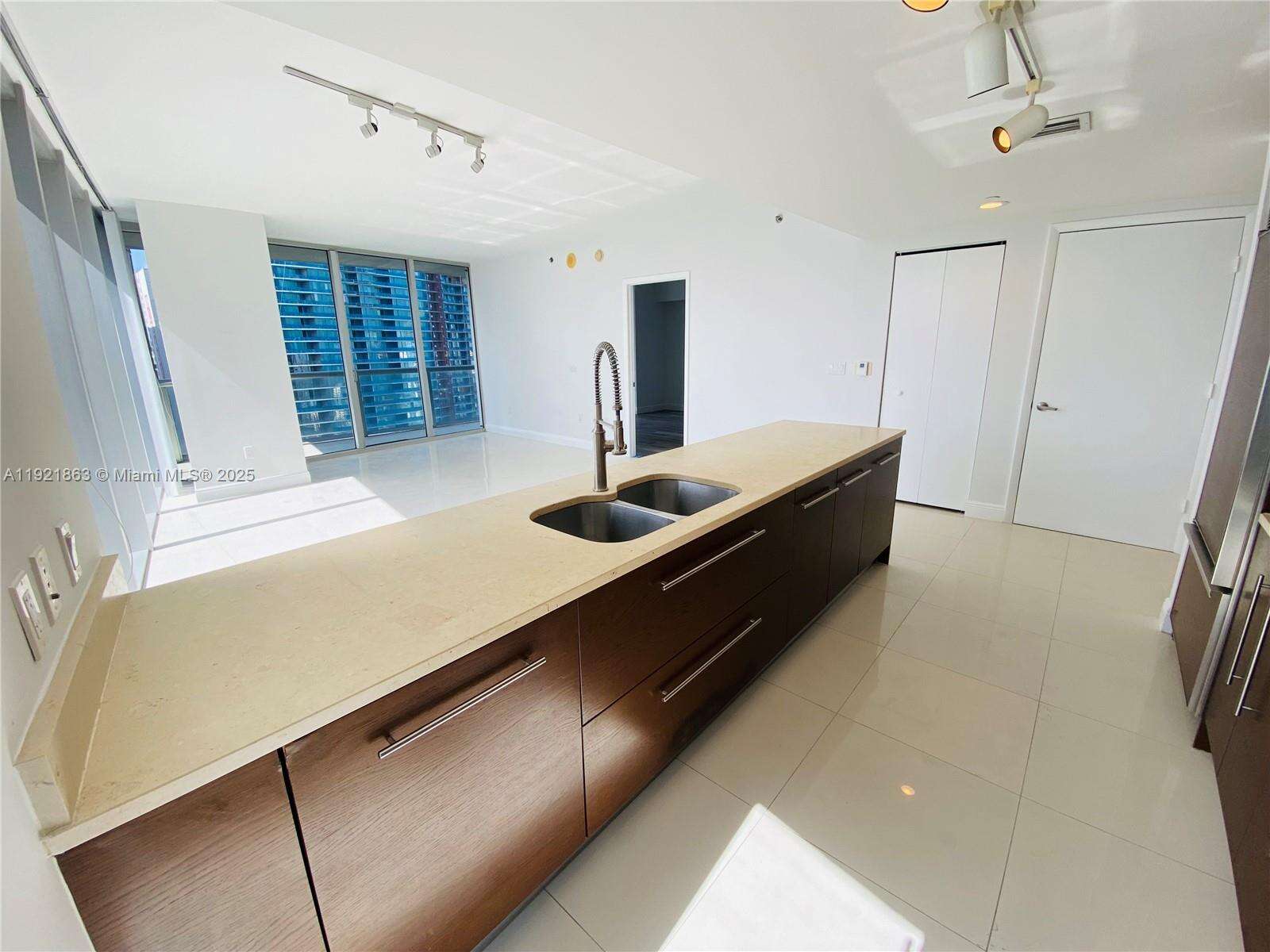 Icon Brickell 1 at 475 Brickell Ave, Miami, FL 33131 - For Sale photo 4