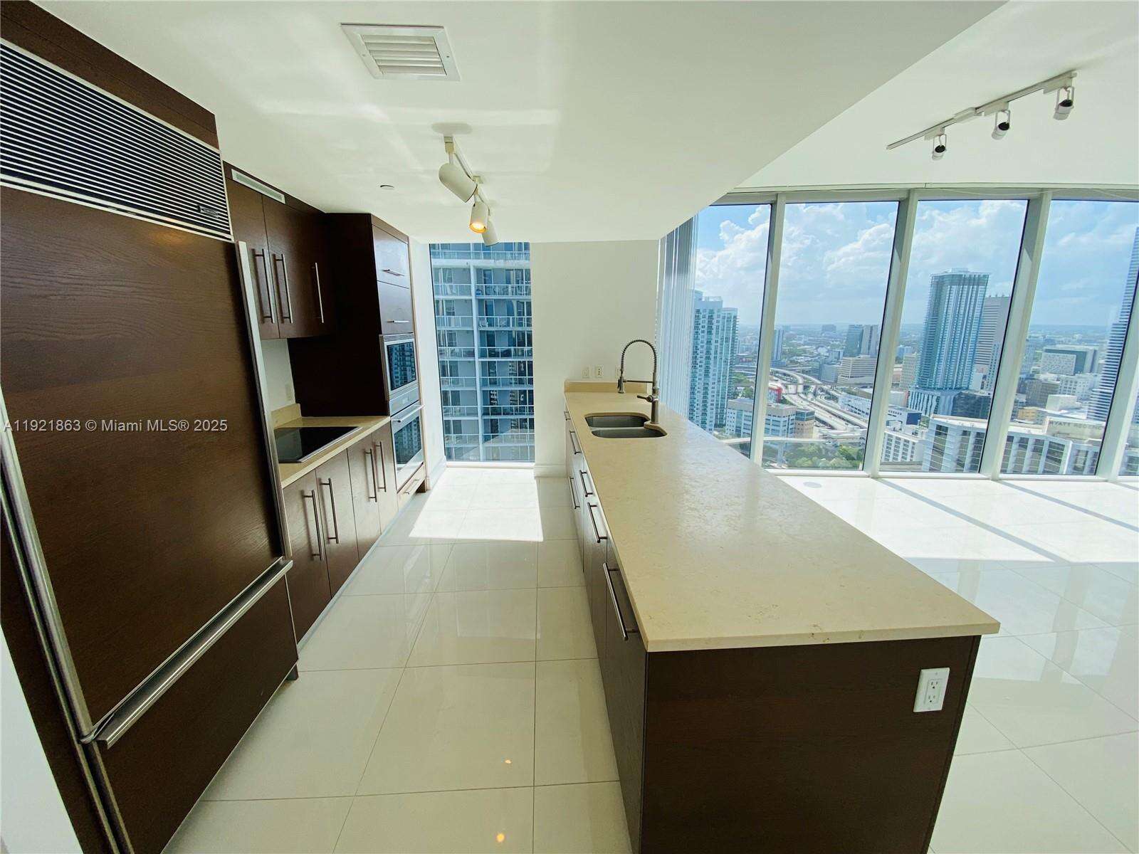 Icon Brickell 1 at 475 Brickell Ave, Miami, FL 33131 - For Sale photo 5