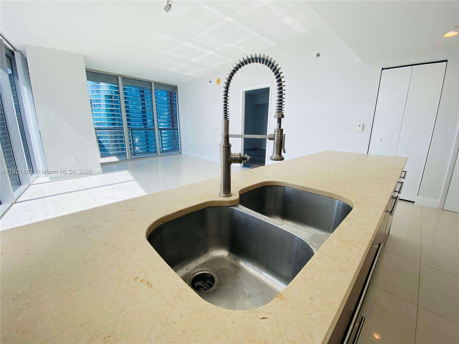 Icon Brickell 1 at 475 Brickell Ave, Miami, FL 33131 - For Sale photo 6