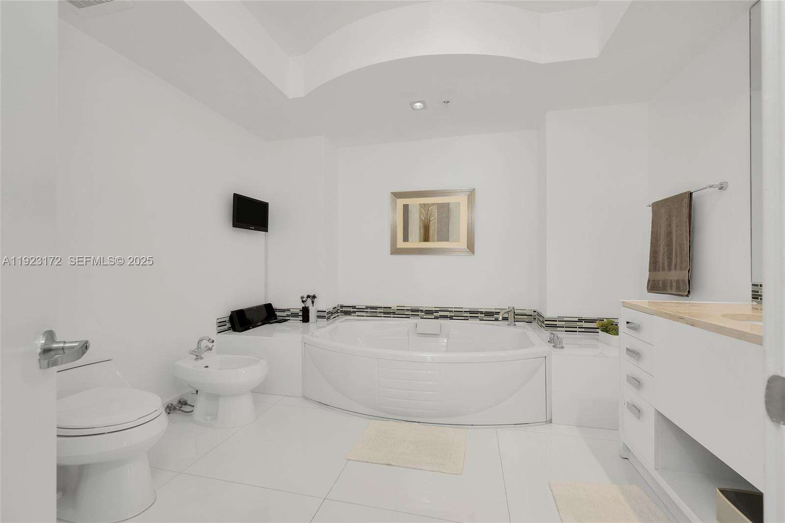 Trump Royale at 18201 Collins Ave, Sunny Isles Beach, FL 33160 - For Sale photo 17