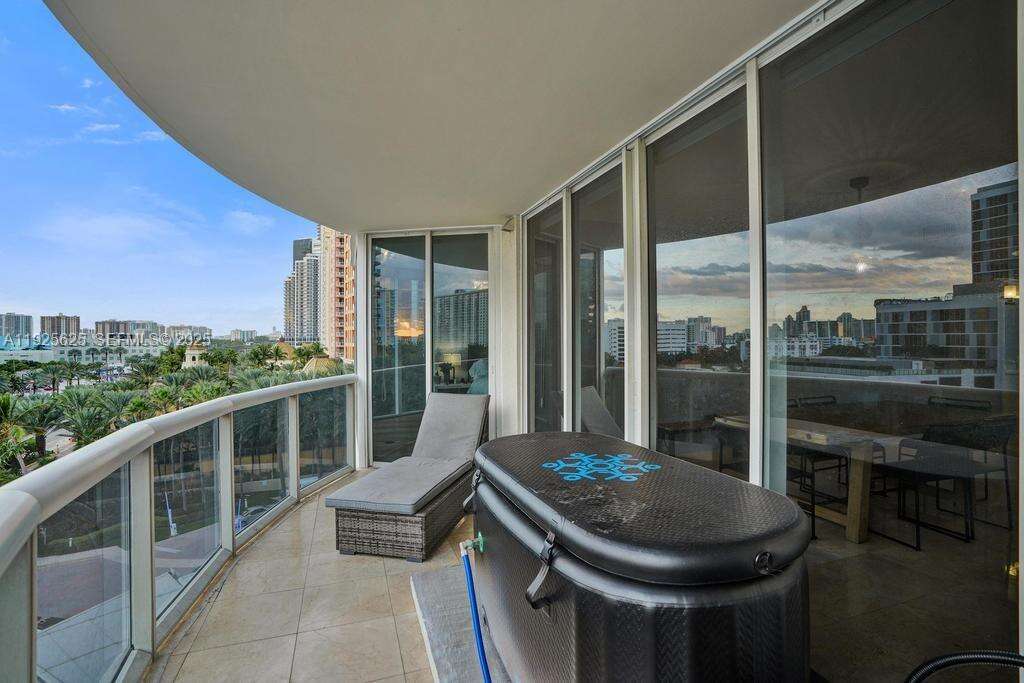 THE PINNACLE - 17555 Collins Ave, Sunny Isles Beach, FL 33160 | Picture 4