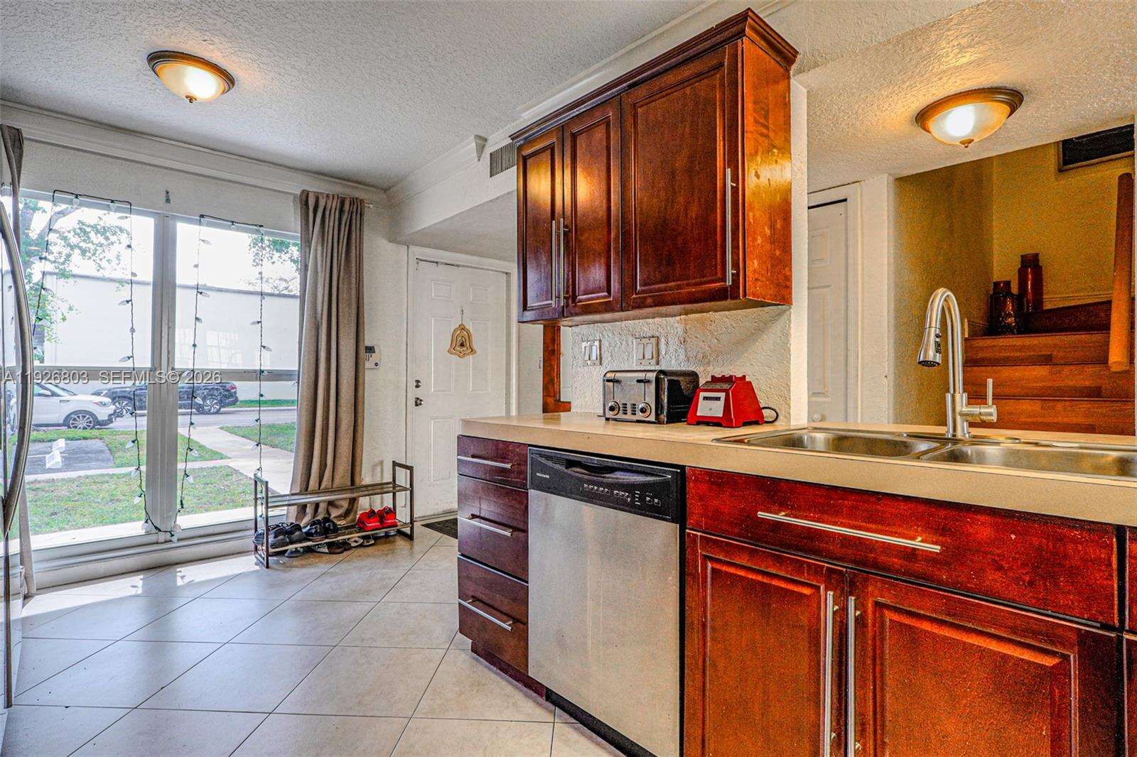 Hollywood Gardens Condominium I Condos for Sale & Rent | Picture 1