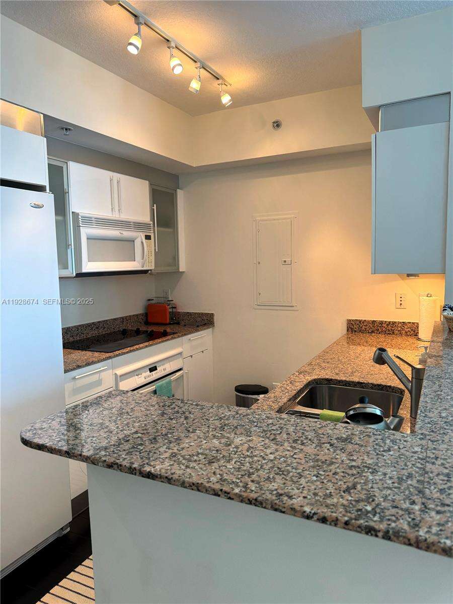 One Miami East at 335 Biscayne Blvd, Miami, FL 33131 - For Sale photo 6