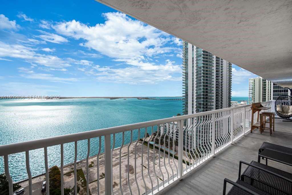 THE CLUB AT BRICKELL BAY PLAZA - 1200 Brickell Bay Dr, Miami, FL 33131 | Picture 3