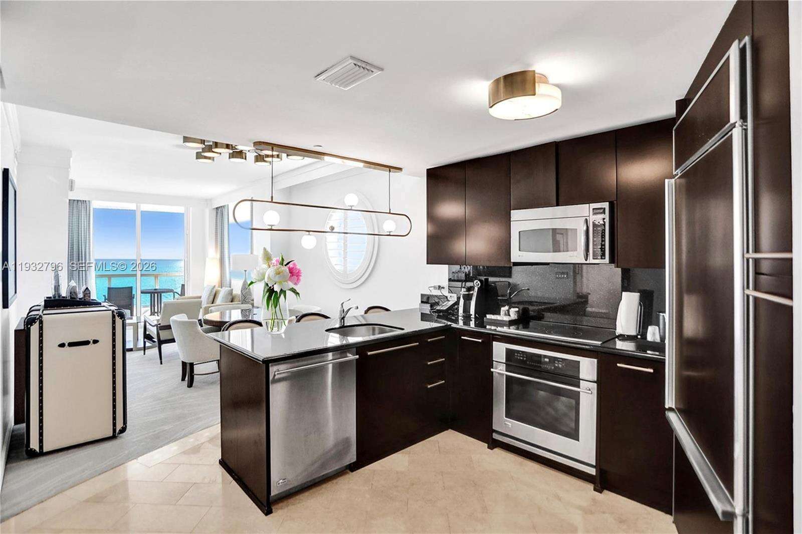 FONTAINEBLEAU III OCEAN CLUB - 4391 Collins Ave, Miami Beach, FL 33140 | Picture 3