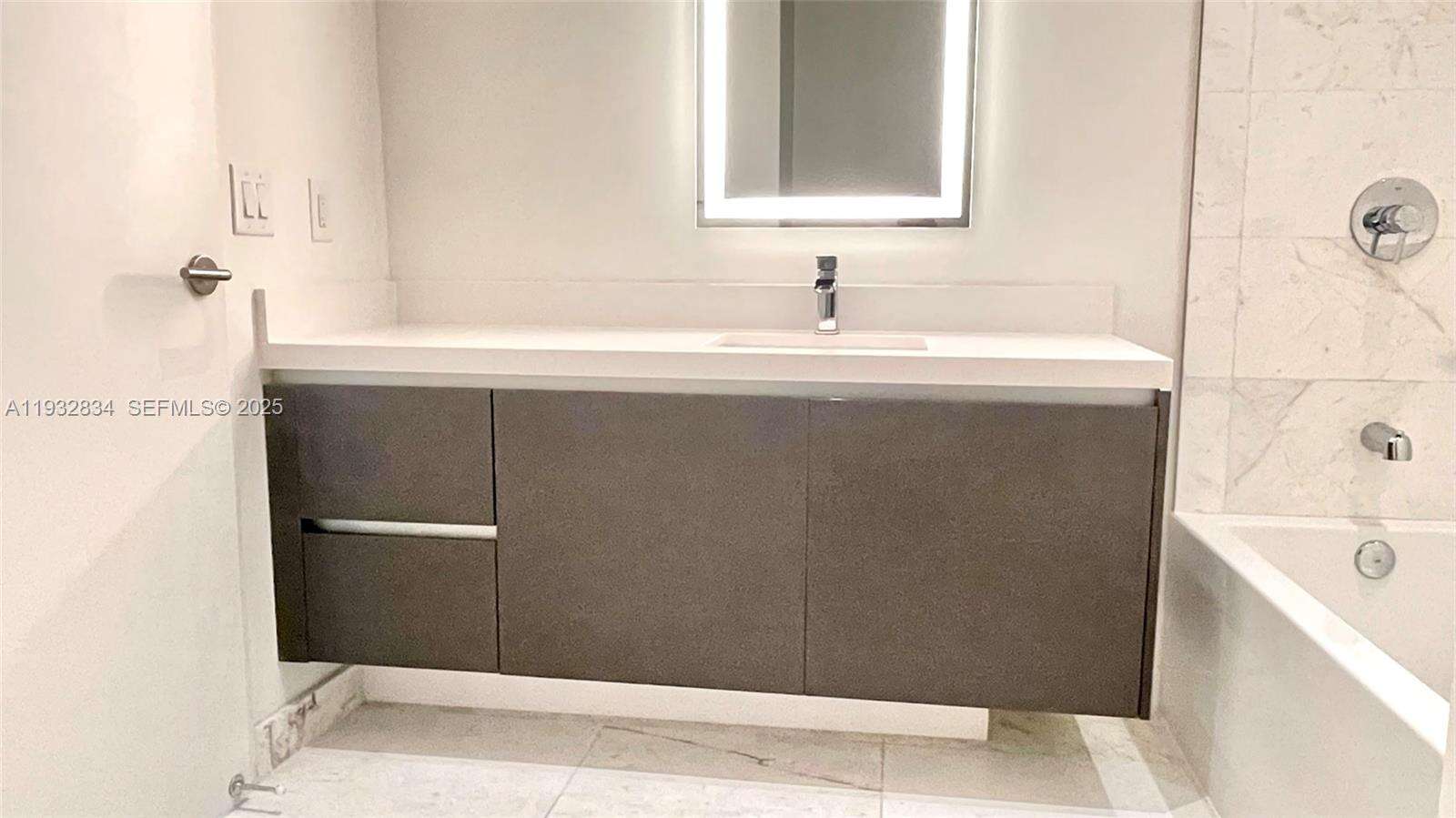 Paramount Miami Worldcenter at 851 1 Ave, Miami, FL 33132 - For Sale photo 24
