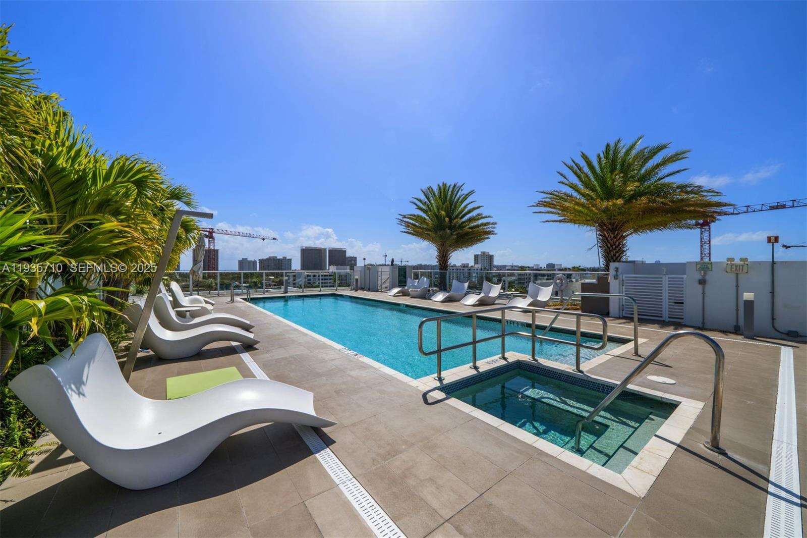 Le Jardin House Condos for Sale & Rent | Picture 1