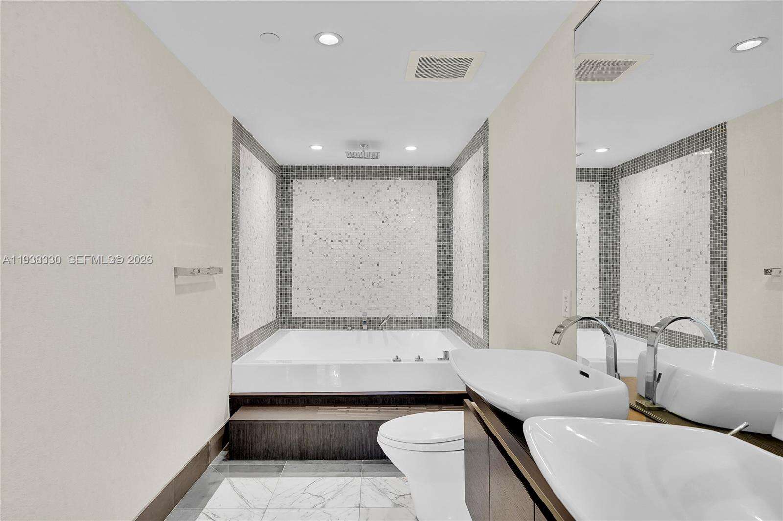 EPIC WEST - 200 Biscayne Blvd Way, Miami, FL 33131 | Picture 17