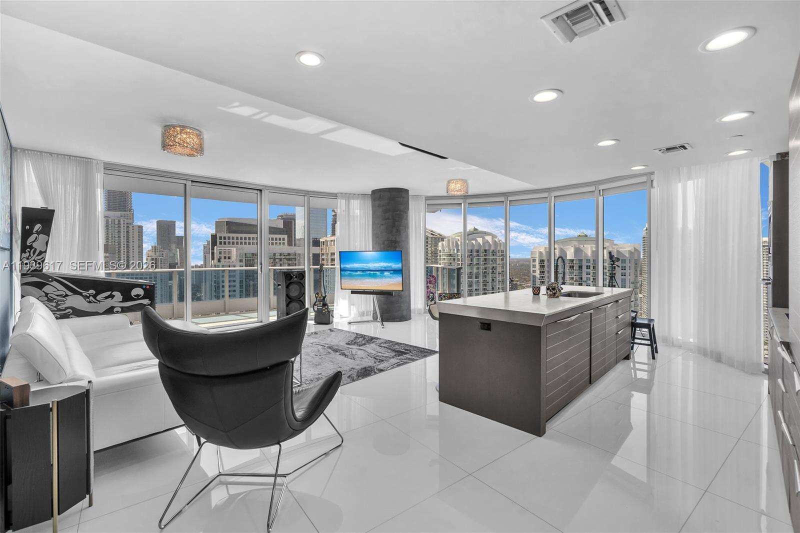 EPIC WEST - 200 Biscayne Blvd Way, Miami, FL 33131 | Picture 2