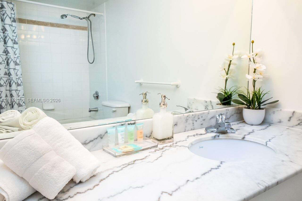 THE CLUB AT BRICKELL BAY PLAZA - 1200 Brickell Bay Dr, Miami, FL 33131 | Picture 8