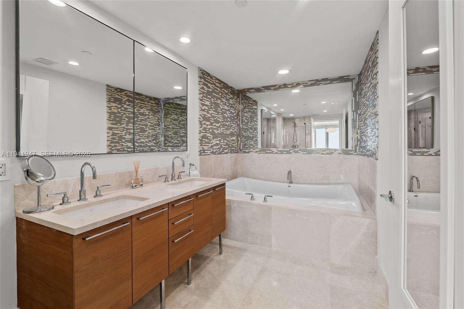 JADE BEACH - 17001 Collins Ave, Sunny Isles Beach, FL 33160 | Picture 15