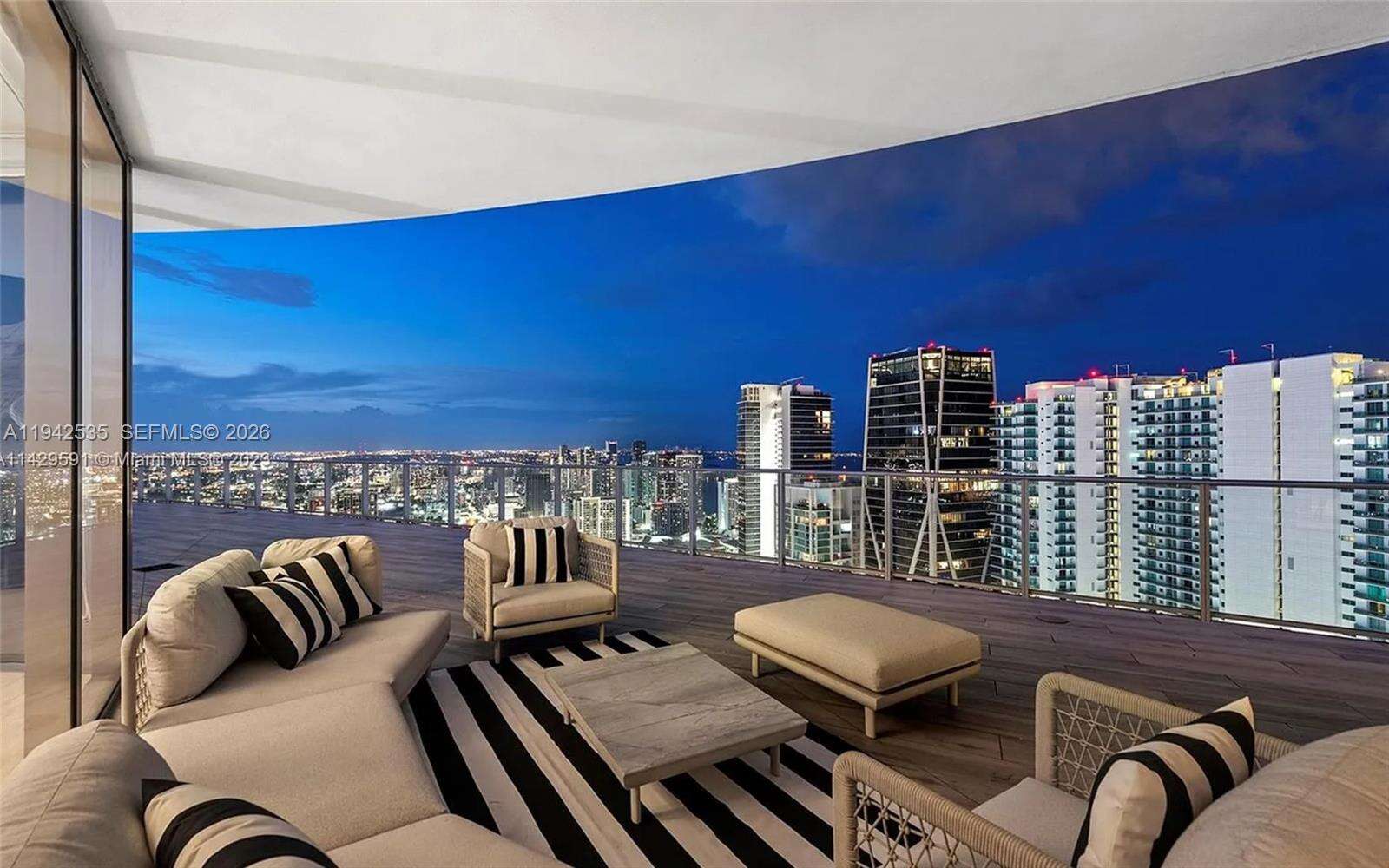 PARAMOUNT MIAMI WORLDCENTER - 851 1 Ave, Miami, FL 33132 | Picture 3