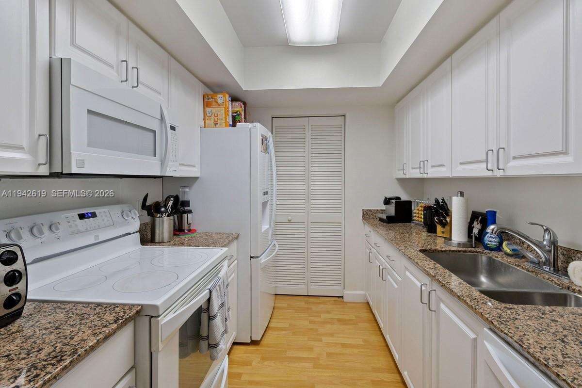 Yacht Club At Portofino at 90 Alton Rd, Miami Beach, FL 33139 - For Sale photo 5