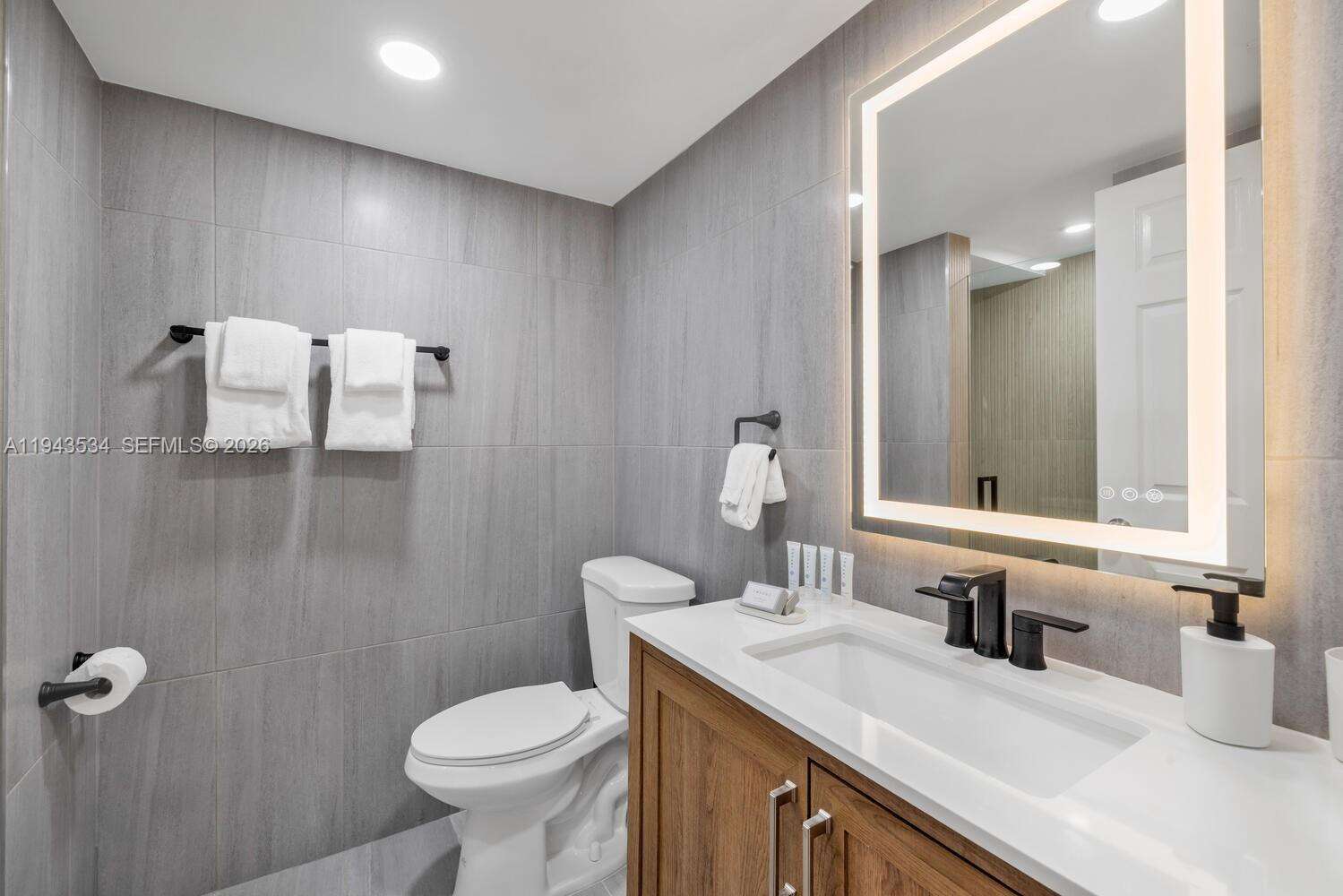 CASTLE BEACH CLUB - 5445 Collins Ave, Miami Beach, FL 33140 | Picture 11