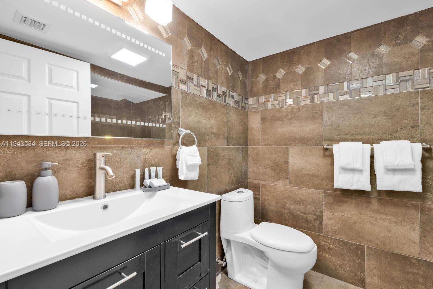 CASTLE BEACH CLUB - 5445 Collins Ave, Miami Beach, FL 33140 | Picture 33