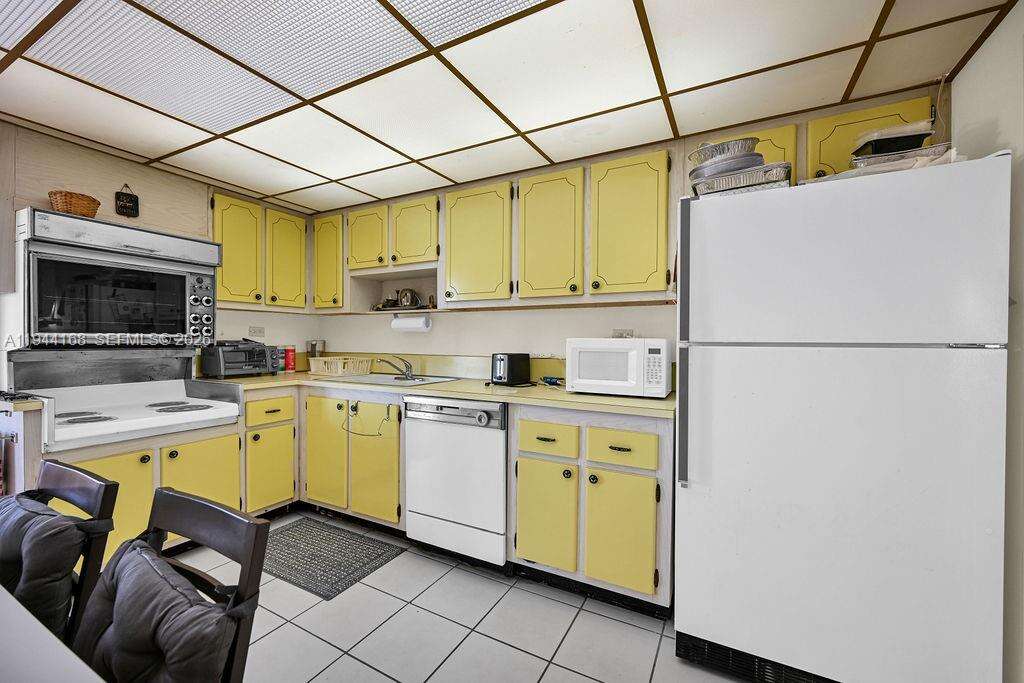 Burleigh House at 7135 Collins Ave, Miami Beach, FL 33141 - For Sale photo 32