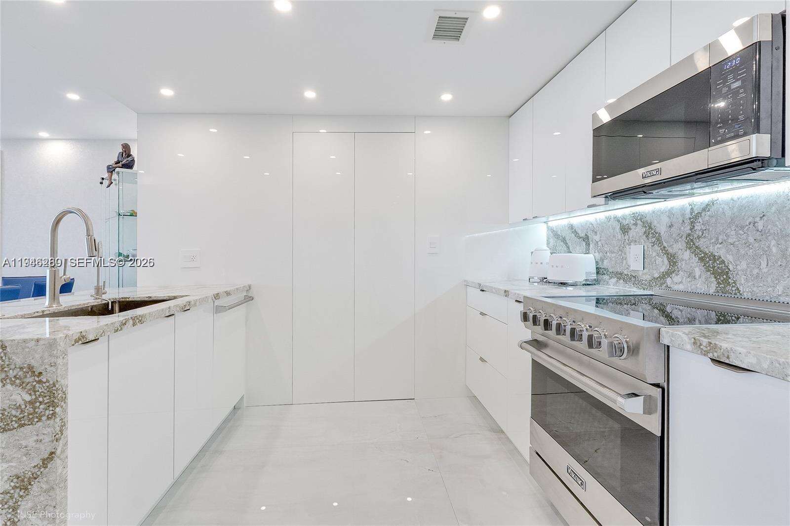 OCEAN FOUR - 17201 Collins Ave, Sunny Isles Beach, FL 33160 | Picture 9