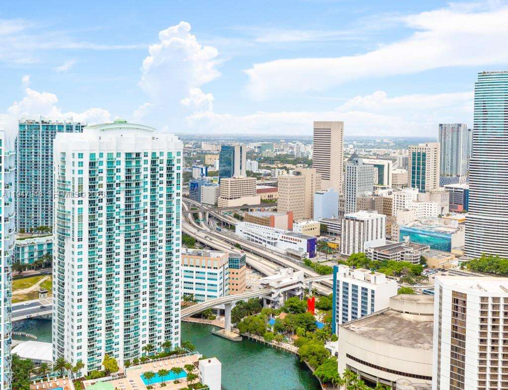 Icon Brickell 3 at 485 Brickell Ave, Miami, FL 33131 - For Sale photo 4