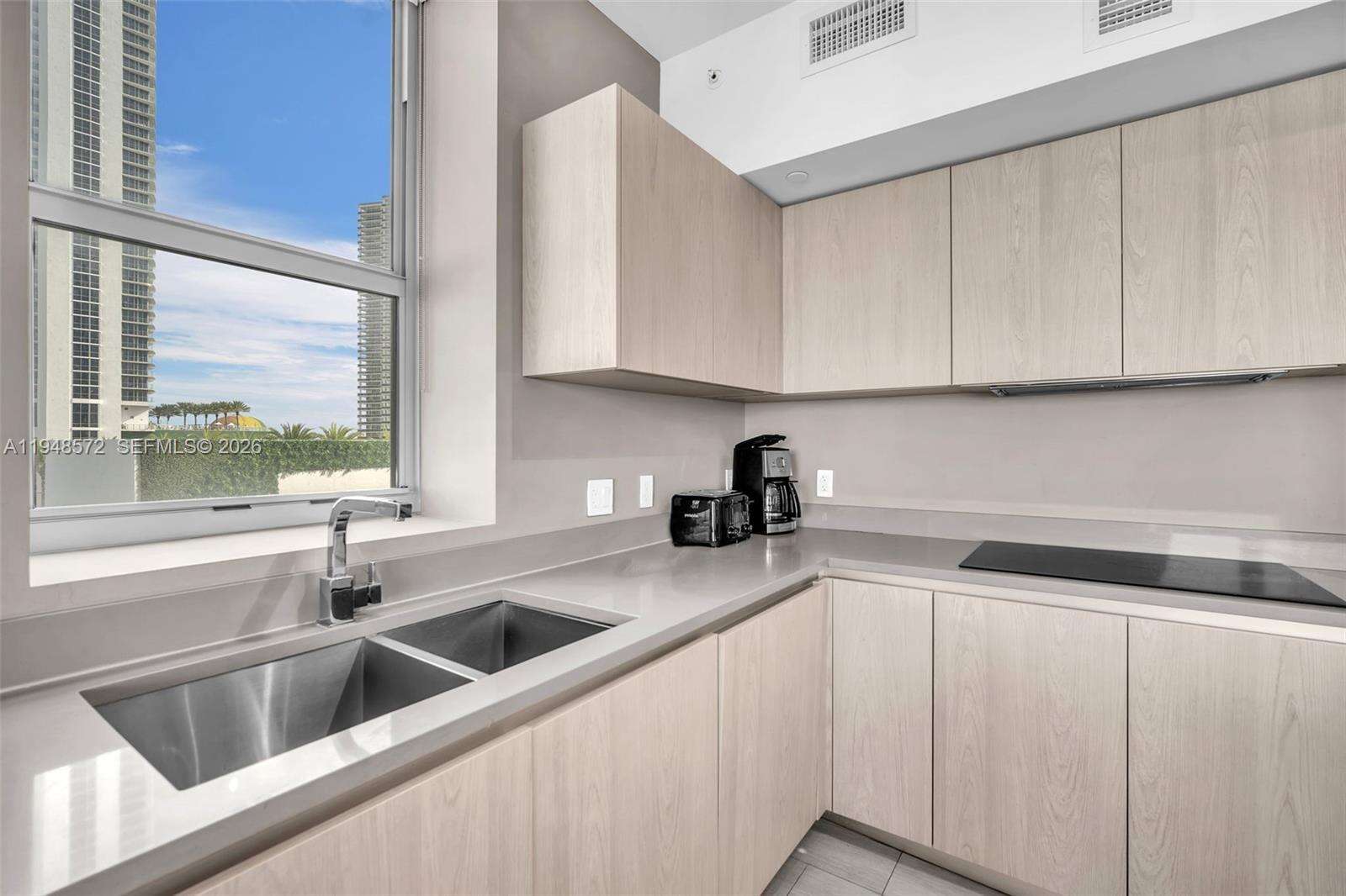 Hyde Beach House at 4010 Ocean Dr, Hollywood, FL 33019 - For Sale photo 10