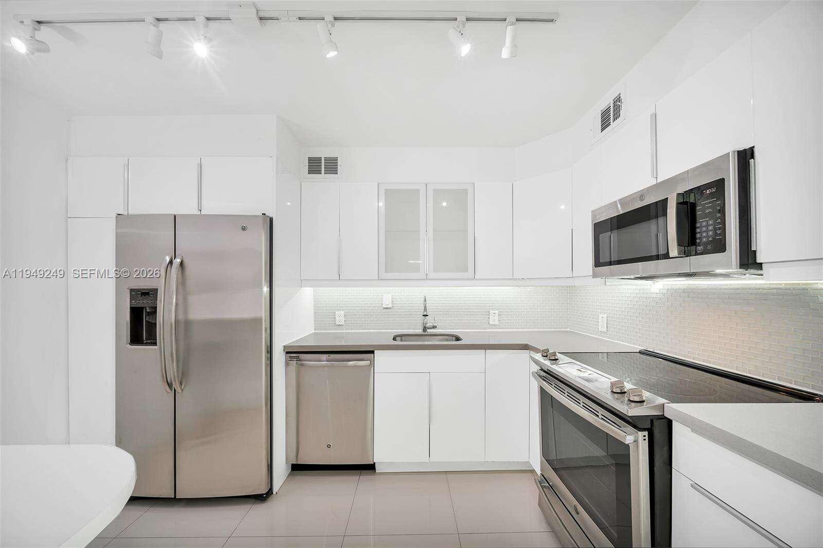 Arlen House at 100 Bayview Dr, Sunny Isles Beach, FL 33160 - For Sale photo 18