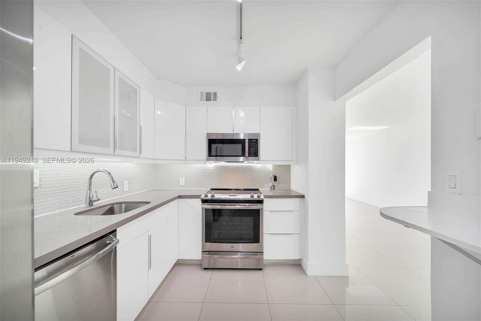 Arlen House at 100 Bayview Dr, Sunny Isles Beach, FL 33160 - For Sale photo 20