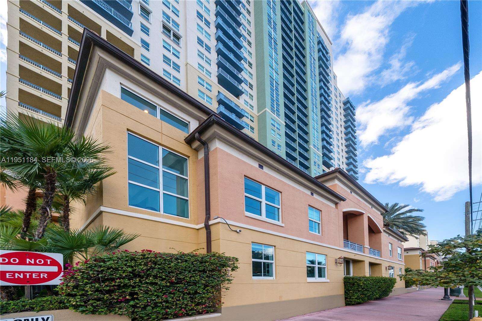 YACHT CLUB AT PORTOFINO - 90 Alton Rd, Miami Beach, FL 33139 | Picture 4