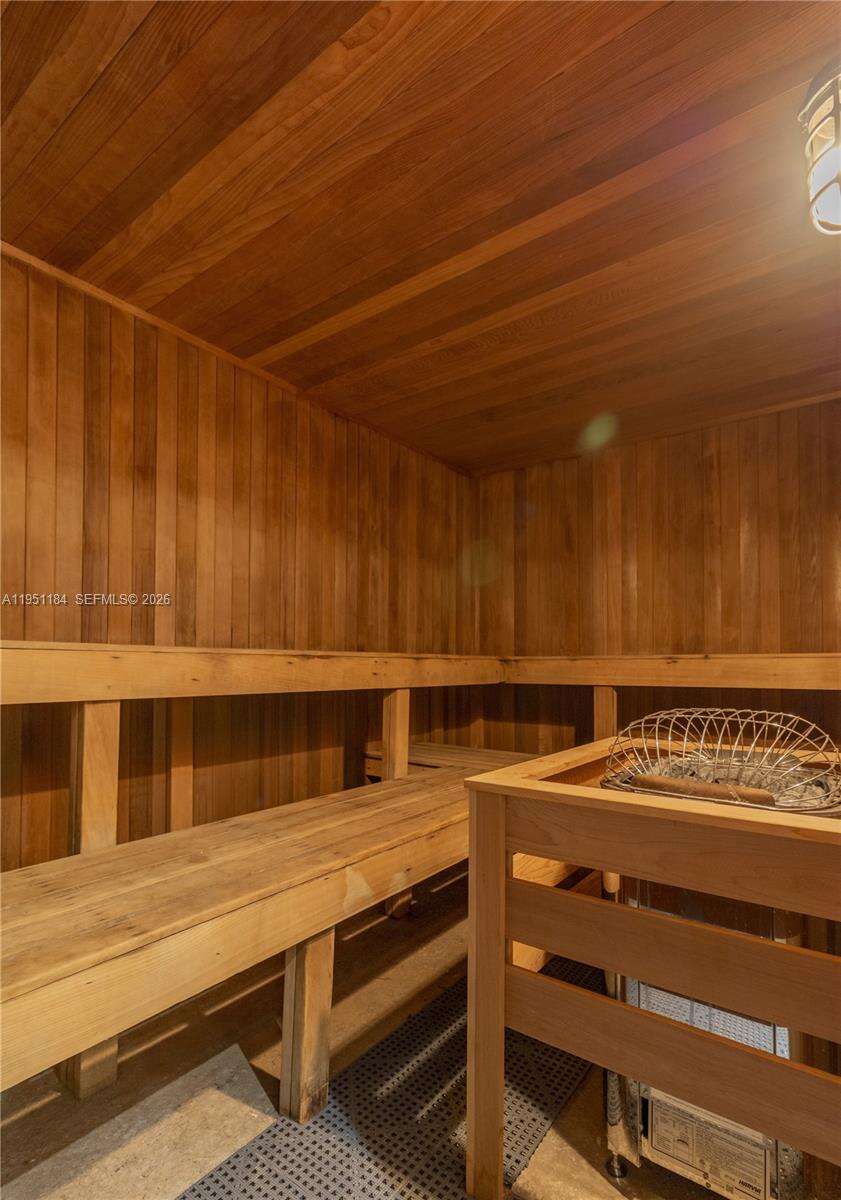 YACHT CLUB AT PORTOFINO - 90 Alton Rd, Miami Beach, FL 33139 | Picture 39