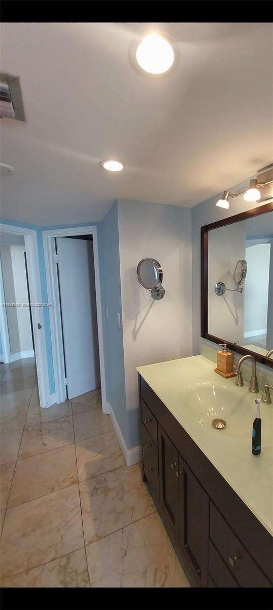 Brickell Bay Club at 2333 Brickell Ave, Miami, FL 33129 - For Sale photo 12