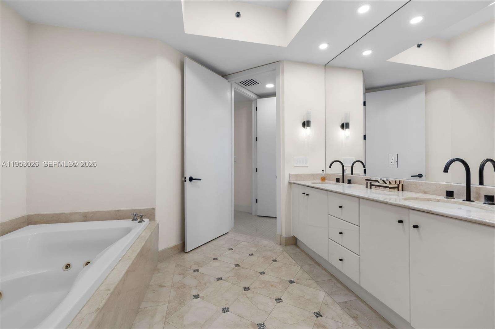 CONTINUUM ON SOUTH BEACH CONDO THE SOUTH TOWER - 100 Pointe Dr, Miami Beach, FL 33139 | Picture 21