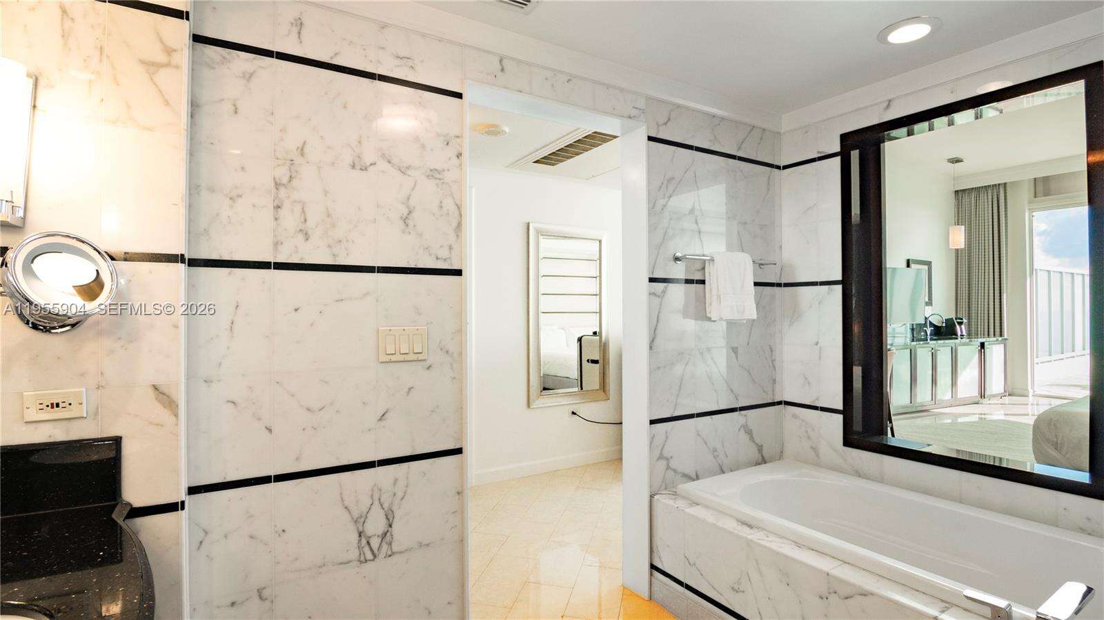 FONTAINEBLEAU III OCEAN CLUB - 4391 Collins Ave, Miami Beach, FL 33140 | Picture 26