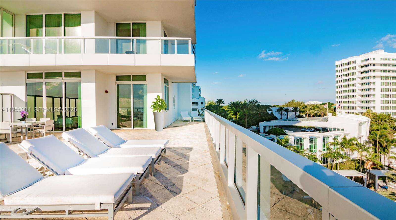 FONTAINEBLEAU III OCEAN CLUB - 4391 Collins Ave, Miami Beach, FL 33140 | Picture 5