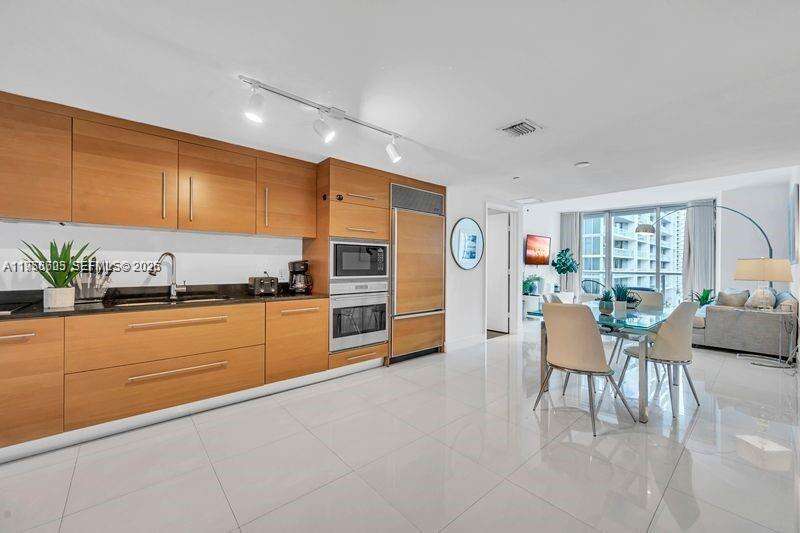 Icon Brickell 3 at 485 Brickell Ave, Miami, FL 33131 - For Sale photo 10