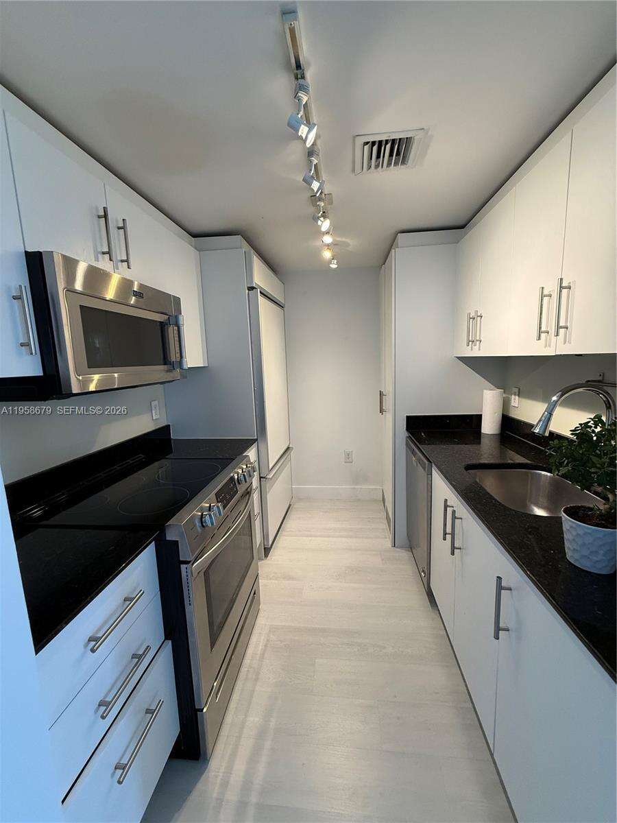 HARBOUR HOUSE - 10275 Collins Ave, Bal Harbour, FL 33154 | Picture 3