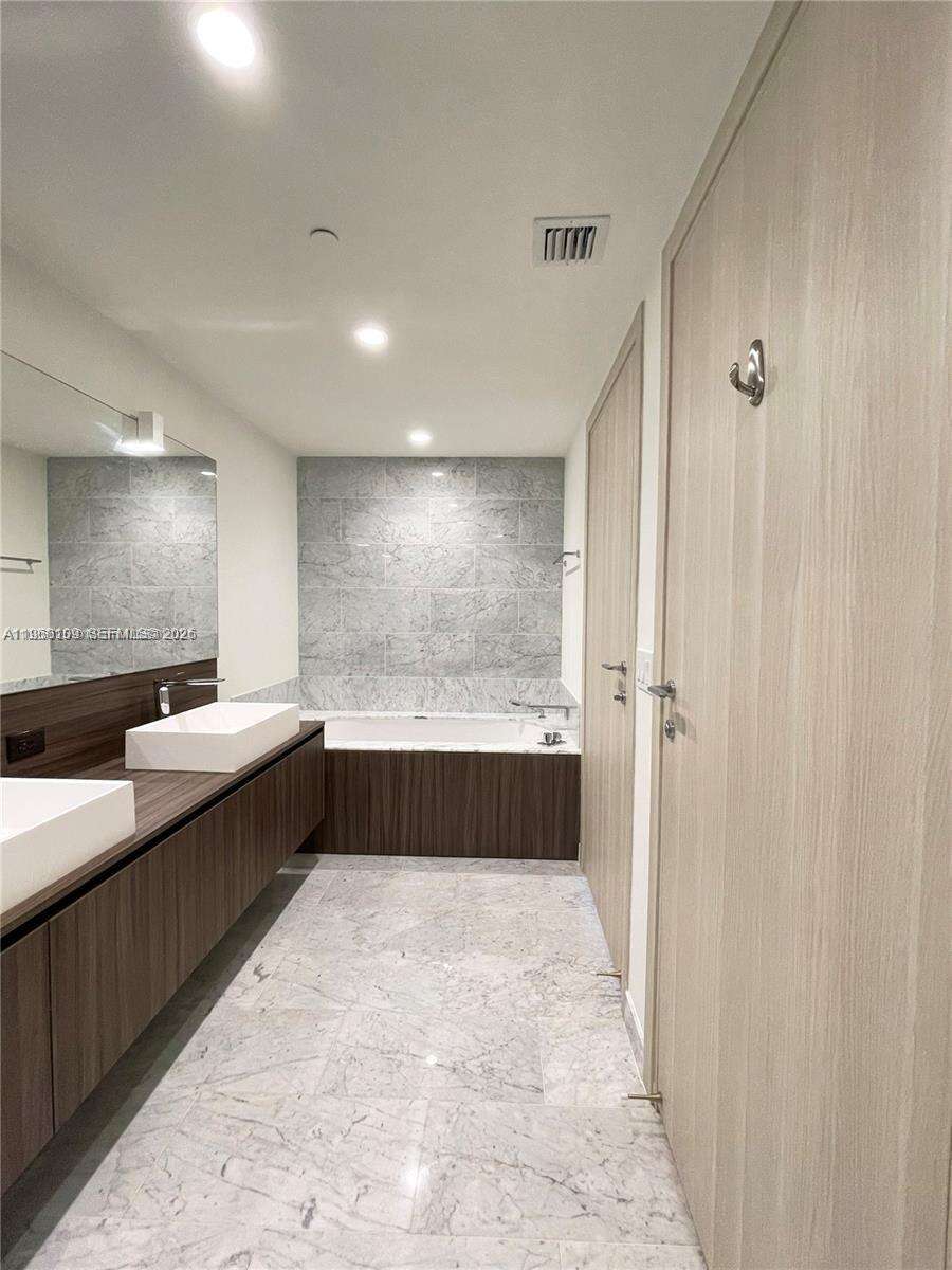 BRICKELL FLATIRON - 1000 Brickell Plz, Miami, FL 33131 | Picture 12