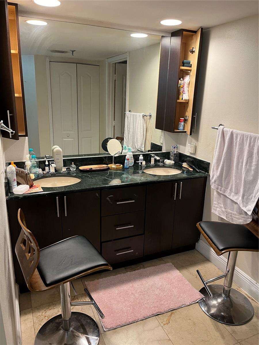 Brickell Key 1 at 520 Brickell Key Dr, Miami, FL 33131 - For Sale photo 3