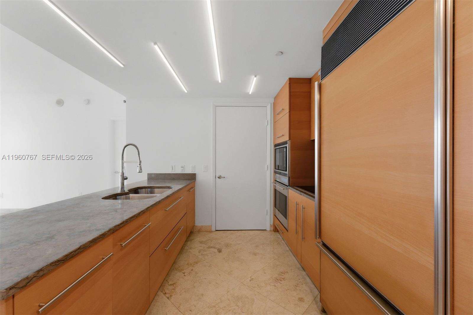 Icon Brickell 1 at 475 Brickell Ave, Miami, FL 33131 - For Sale photo 4