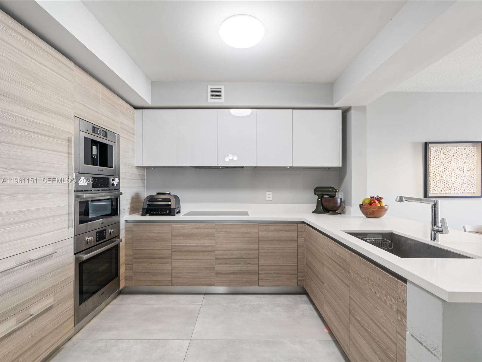 PARQUE TOWERS - 300 Sunny Isles Blvd, Sunny Isles Beach, FL 33160 | Picture 2