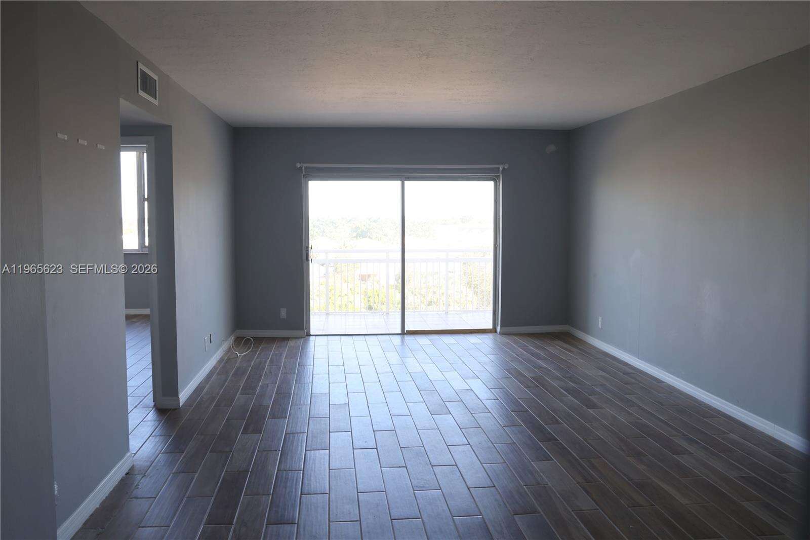 Hillcrest No 21 Condos for Sale & Rent | Picture 1