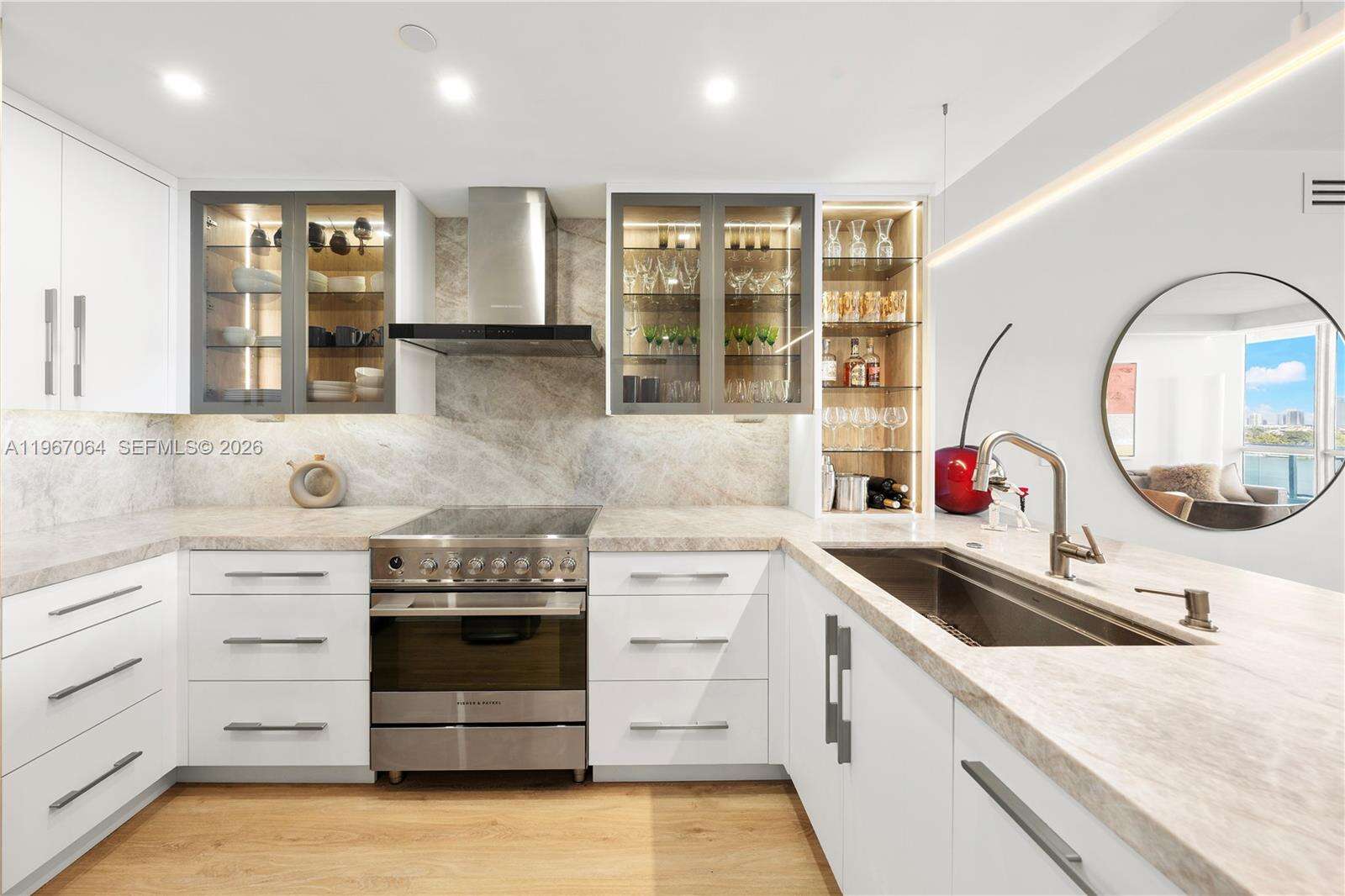 THE BENTLEY BAY - 540 W Ave, Miami Beach, FL 33139 | Picture 3