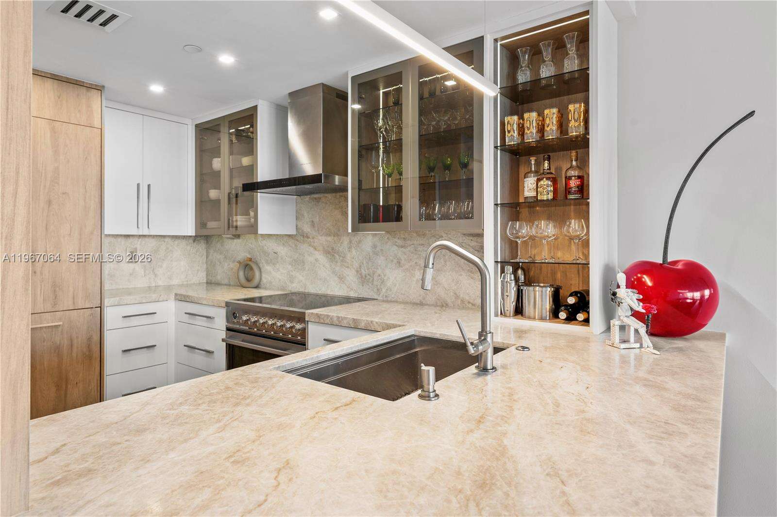 THE BENTLEY BAY - 540 W Ave, Miami Beach, FL 33139 | Picture 4