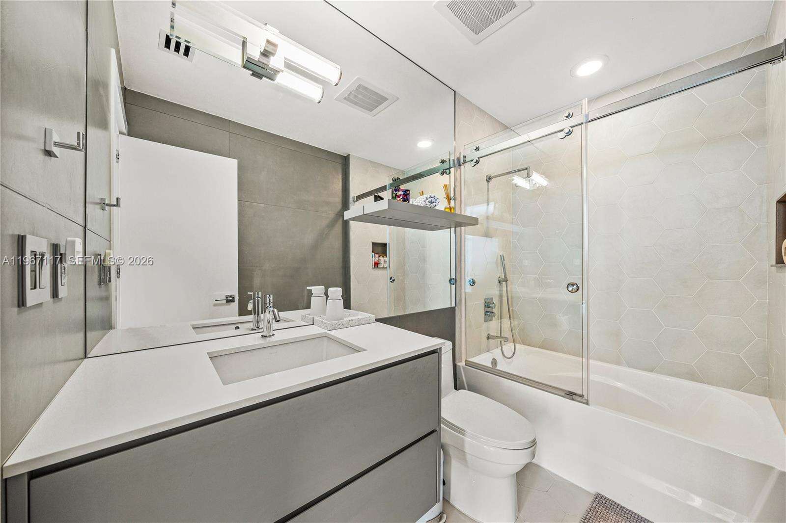 PARAMOUNT BAY - 2020 Bayshore Dr, Miami, FL 33137 | Picture 26