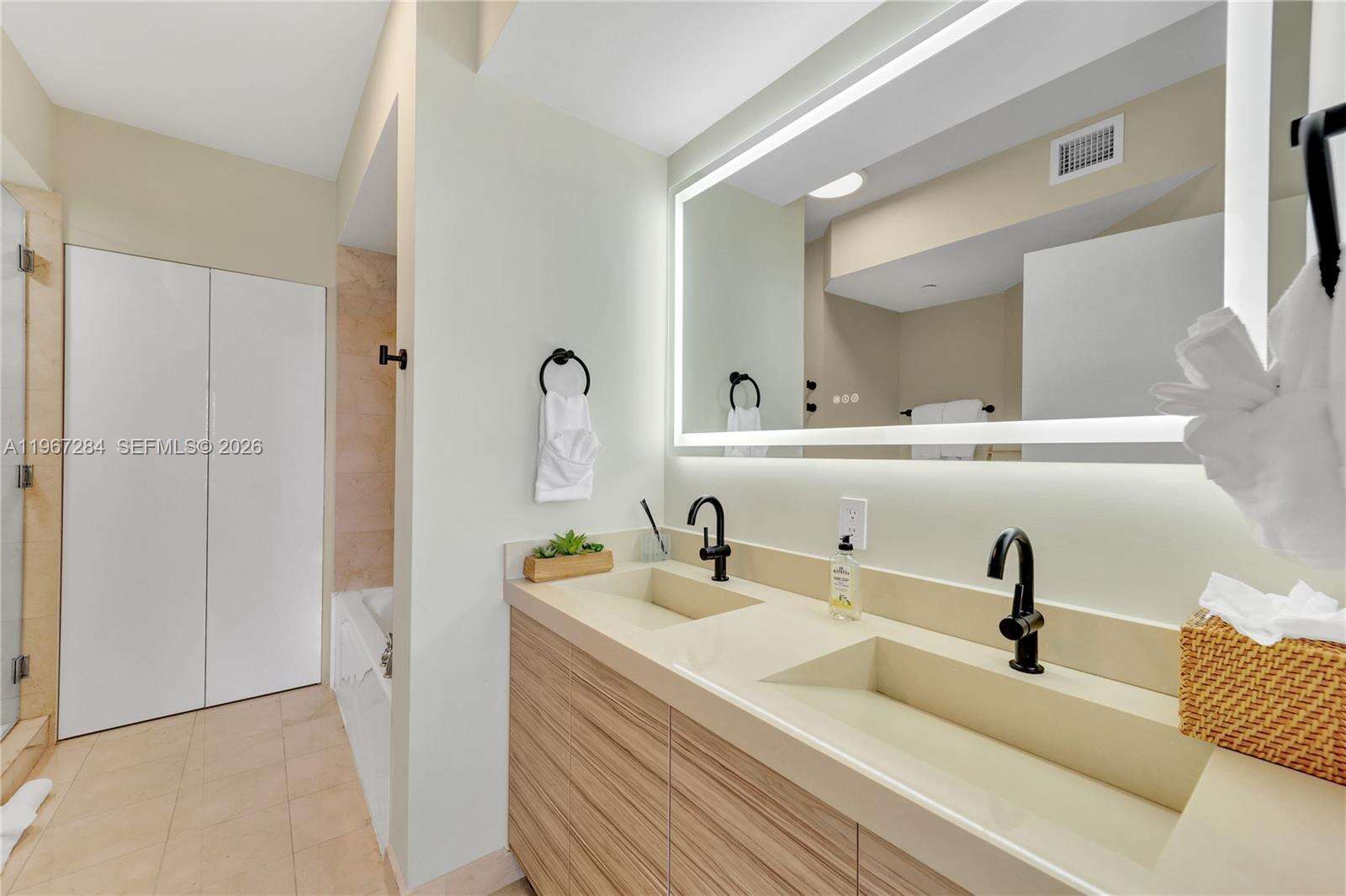 AKOYA - , Miami Beach, FL 33141 | Picture 2