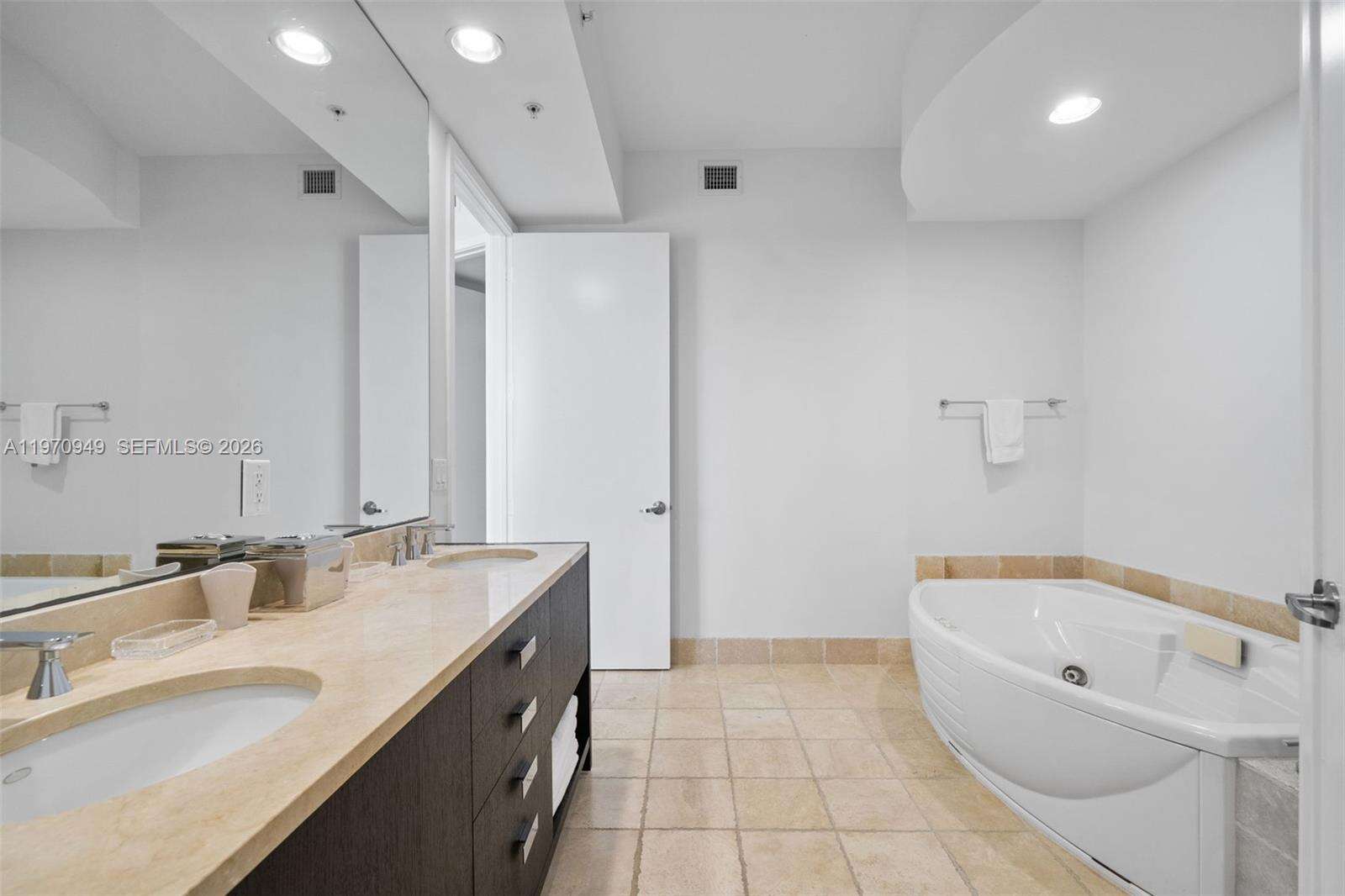 TRUMP ROYALE - 18201 Collins Ave, Sunny Isles Beach, FL 33160 | Picture 11