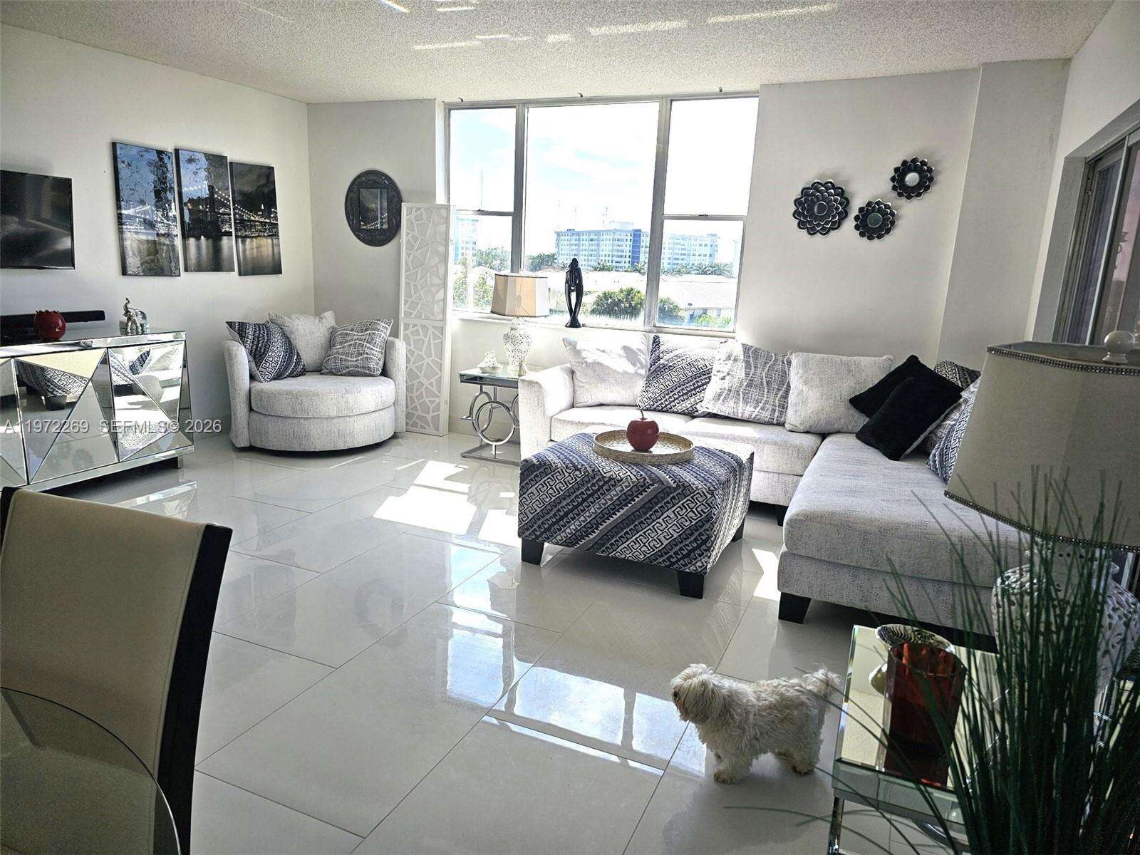 Hillcrest East No 27 Condos for Sale & Rent | Picture 1
